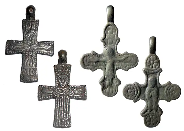 Рис.2 Домонгольские нательные кресты с изображением Распятия и Богоматери, XI-XIII вв