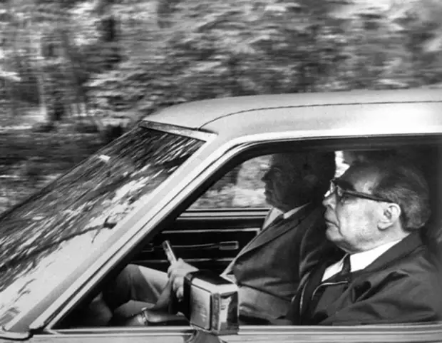 Л. И. Брежнев и Ричард Никсон в Олдсмобиле. Автор Мусаэльян Владимир, 1973.jpg
