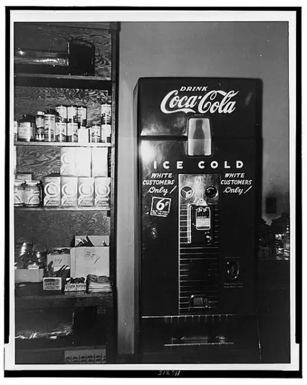 Аппарат по продаже Кока-Колы с надписью Только для белых