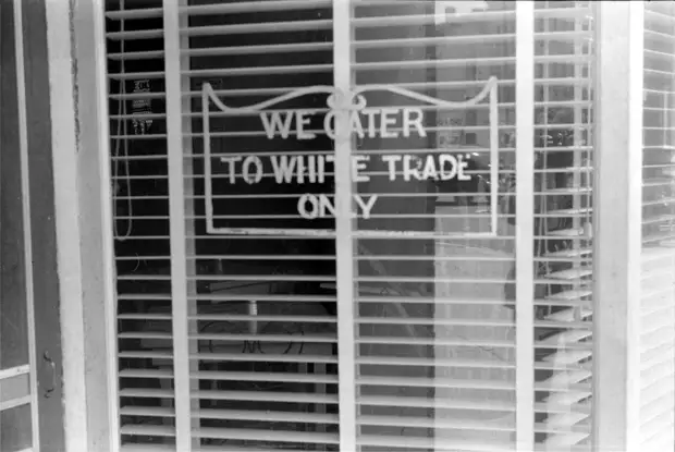 Надпись в окне кафе Мы обслуживаем только белых