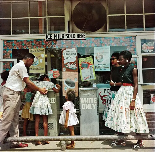 Афро-американцы у уличных питьевых фонтанчиков с надписями Только для белых и Только для цветных