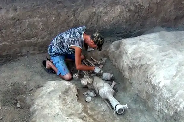 В Азове нашли древнюю могилу кровожадного купца