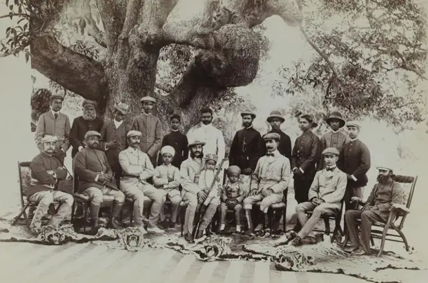 На этом фото, сделанном в 1899 году, царь Низама Хайдарабада Махбуб Али Хан  и его приближенные позируют пред камерой, восседая над шкурами львов.