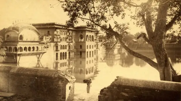 Знаменитый водный дворец в Дииге в Северном штате Раджастан, фото 1884 года.