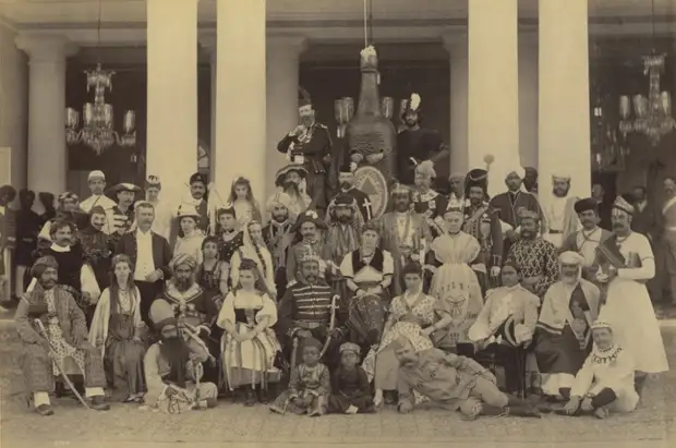 Фотография гостей в маскарадных костюмах, во время приёма у семьи Хайдарабаде, февраль 1890 года.