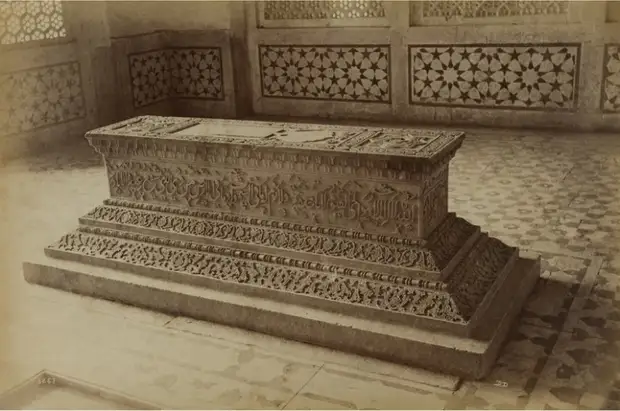 Фотография могилы дочери императора Мугхал Акбара вблизи Северного города Агра, снята в 1886-87 году.