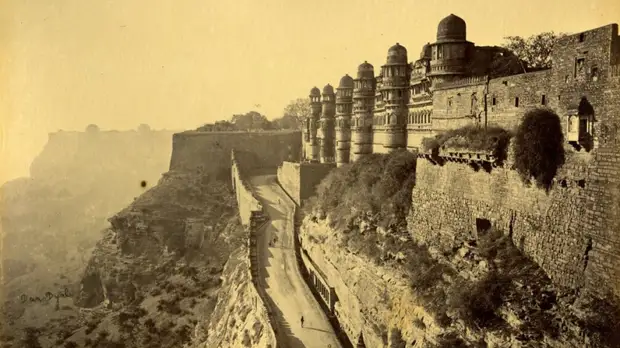 Вход в знаменитый Форт в Северном Индийском городе Гвалиор в Мадхья-Прадеш, снят в 1878 году.