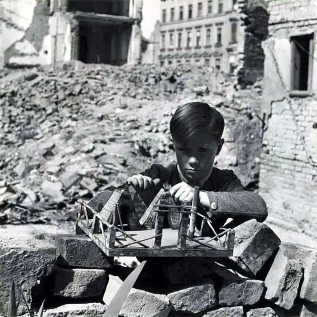 Австрия, Вена, 1948 год - Мальчик, играющий посреди развалин