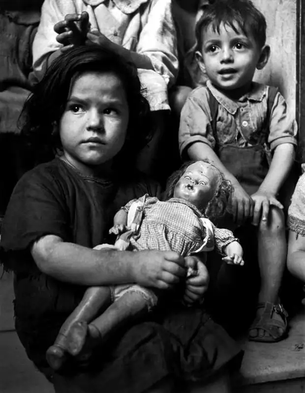 Италия, Неаполь, 1948 год - Дети, сидящие на ступеньках