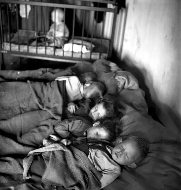 Австрия, Вена, 1948 год - Спящие дети