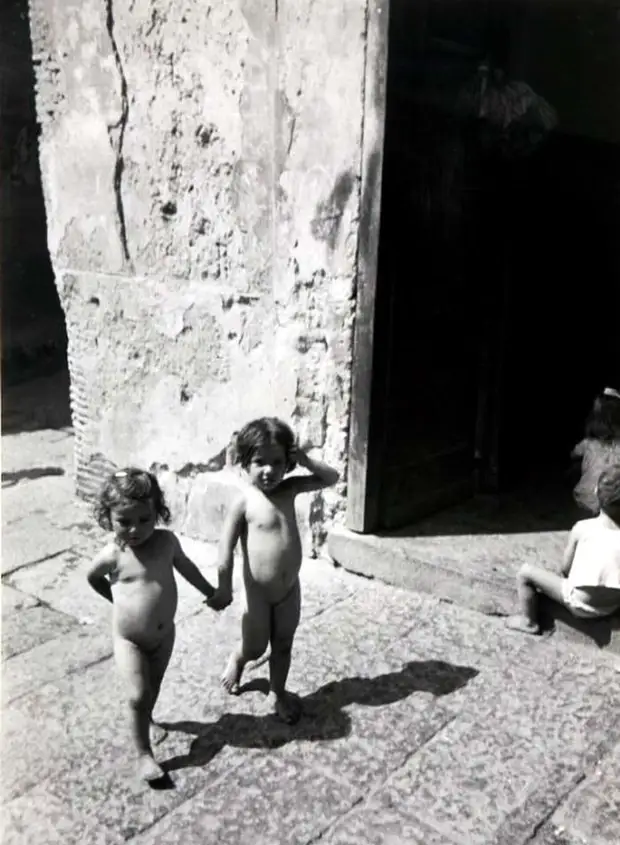 Италия, Неаполь, 1948 год - Маленькие девочки, гуляющие голышом посреди улицы