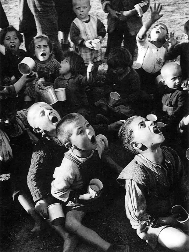 Греция, 1947 год - Голодные дети в ожидании начала раздачи молока