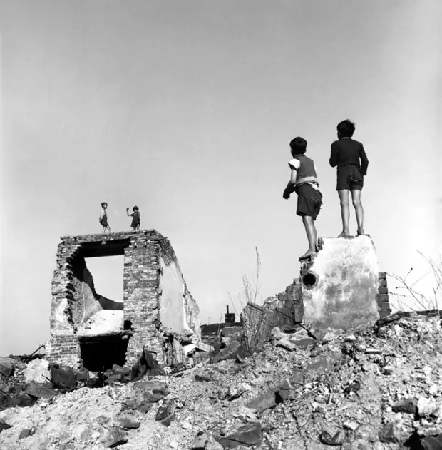 Австрия, Вена, 1948 год - Мальчики играют среди разбомбленных зданий