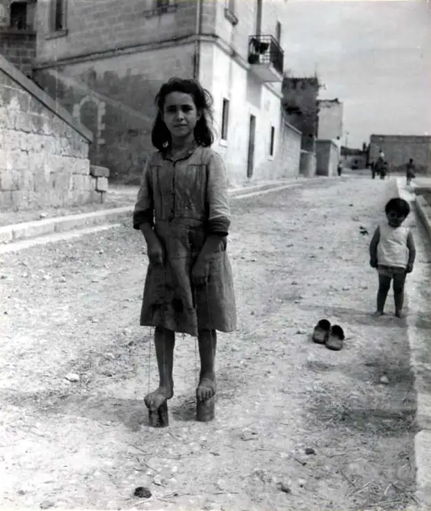 Италия, 1948 год - Девочка, играющаяся посреди улицы