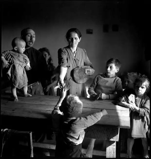 Австрия, Вена, 1948 год - Раздача хлеба детям в лагере для перемещенных лиц из числа судетских немцев