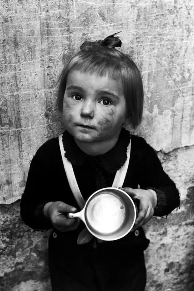 Австрия, Вена, 1948 год - Девочка из детского сада с пустой кружкой в ожидании порции молока