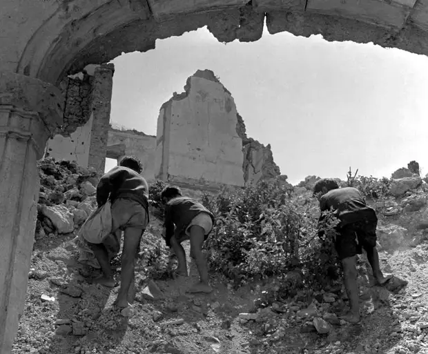 Италия, Монте-Кассино, 1948 год - Мальчишки, промышляющие поиском боеприпасов и каких-либо ценностей посреди развалин