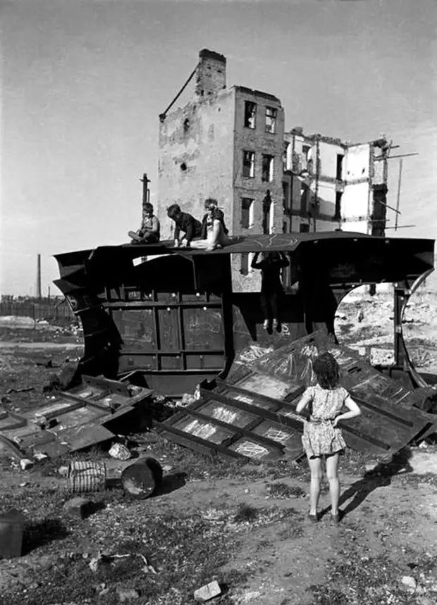 Австрия, Вена, 1948 год - Дети, играющие посреди развалин  