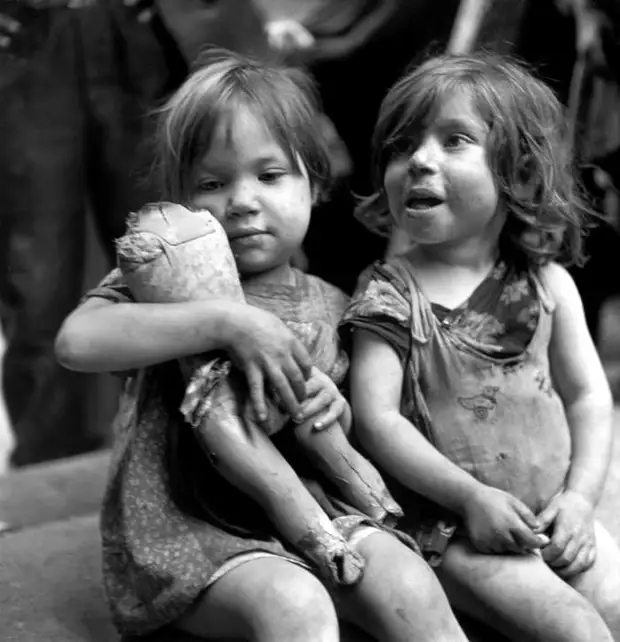 Италия, Неаполь, 1948 год - Девочки играют с поломанной куклой