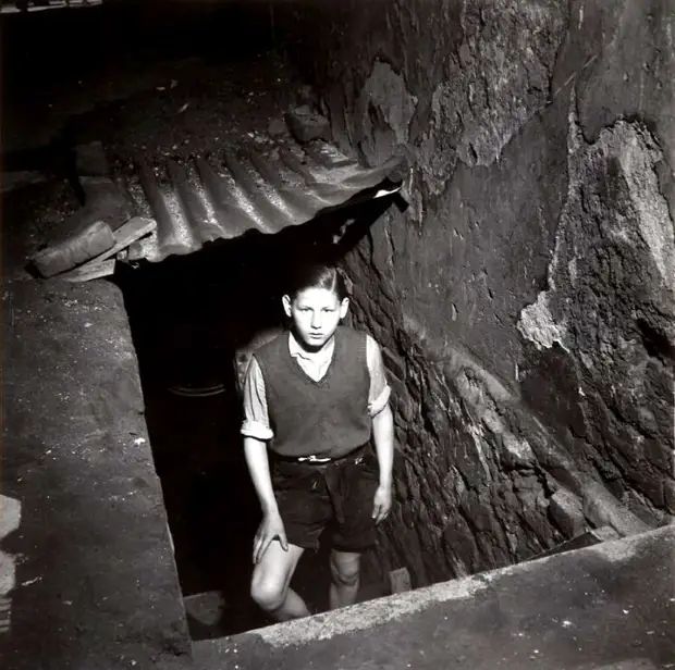 Германия, Эссен, 1947 год - Мальчик, выглядывающий из подвала