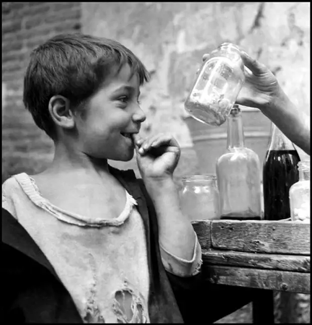 Италия, Неаполь, 1948 год - Мальчишка-оборванец, выпрашивающий еду у торговки
