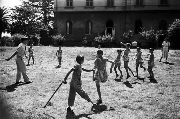 Италия, Рим, 1948 год - Дети-инвалиды из специнтерната во время совместных игр