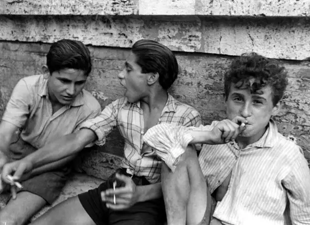 Италия, Неаполь, 1948 год - Трое курящих подростков