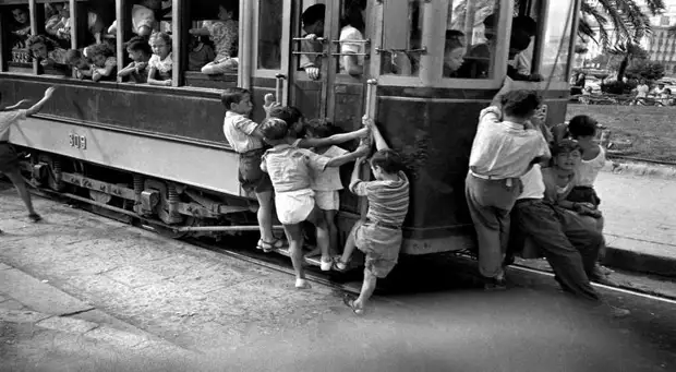 Италия, Неаполь, 1948 год - Мальчишки, прицепом катающиеся на трамвае