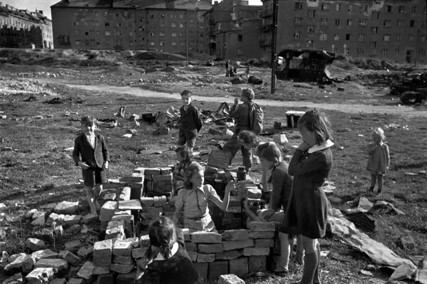 Австрия, 1948 год - Дети, играющие на пустыре на месте снесенных развалин