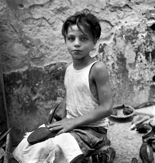 Италия, Неаполь, 1948 год - Мальчик, занимающийся уличным сапожным ремеслом