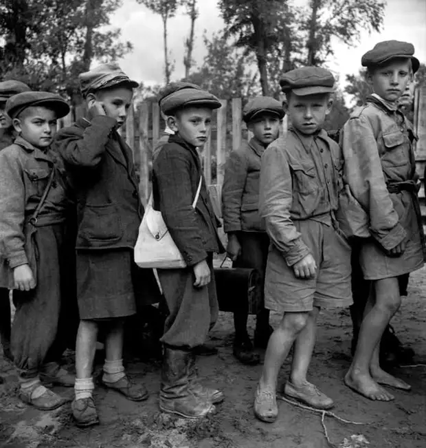 Польша, Гарволин, 1948 год - Польские мальчишки возле своей школы
