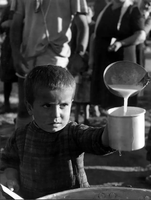 Греция, 1948 год - Мальчик-сирота, получающий порцию своего молока