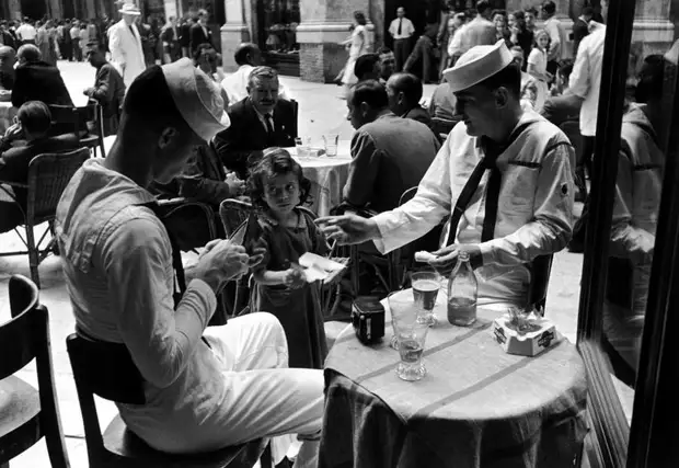 Италия, Неаполь, 1948 год - Маленькая девочка, предлагающая американским морякам в кафе сигареты с черного рынка
