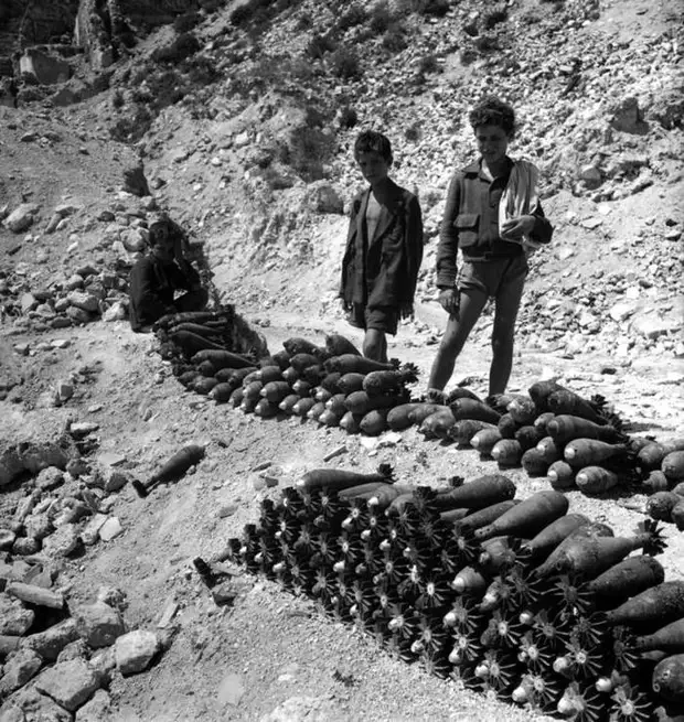 Италия, Монтекассино, 1948 год - Подростки, торгующие корпусами боеприпасов, собранных в ближайших окрестностях