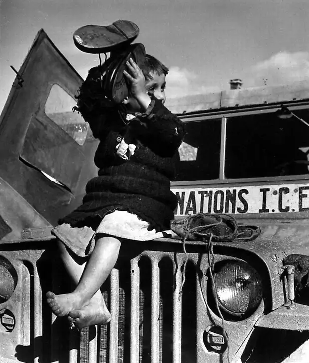 Греция, 1948 год - Девочка, которой вручили ее первые ботинки
