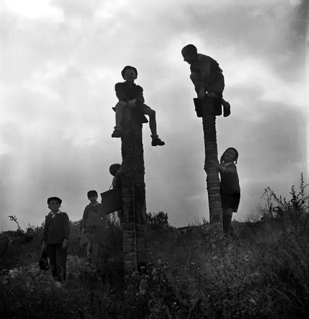 Польша, 1948 год - Дети, гуляющие на развалинах после школьных занятий