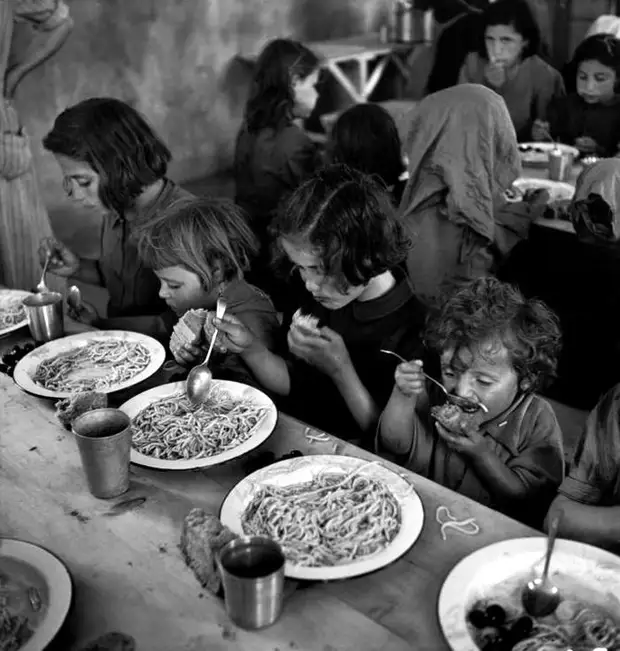 Греция, 1948 год - Дети-сироты и их скромная трапеза