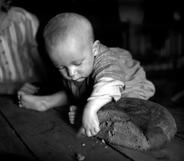Австрия, 1948 год - Маленький ребенок, тянущий свои руки к ржаному хлебу, в лагере для беженцев из числа судетских немцев