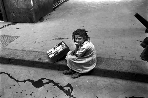 Италия, Неаполь, 1948 год - Скучающая девочка, которая торгует сигаретами посреди улицы