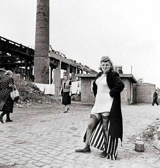 Германия, Ессен, 1947 год - Немецкая проститутка вблизи остатков заводов Круппа