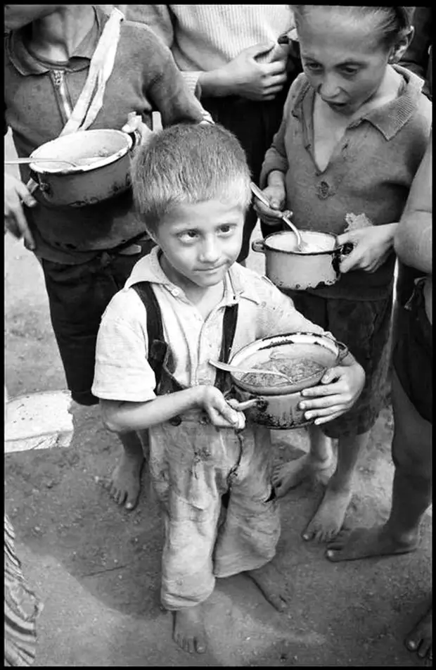 Венгрия, 1948 год - Дети-сироты, получившие свой обед
