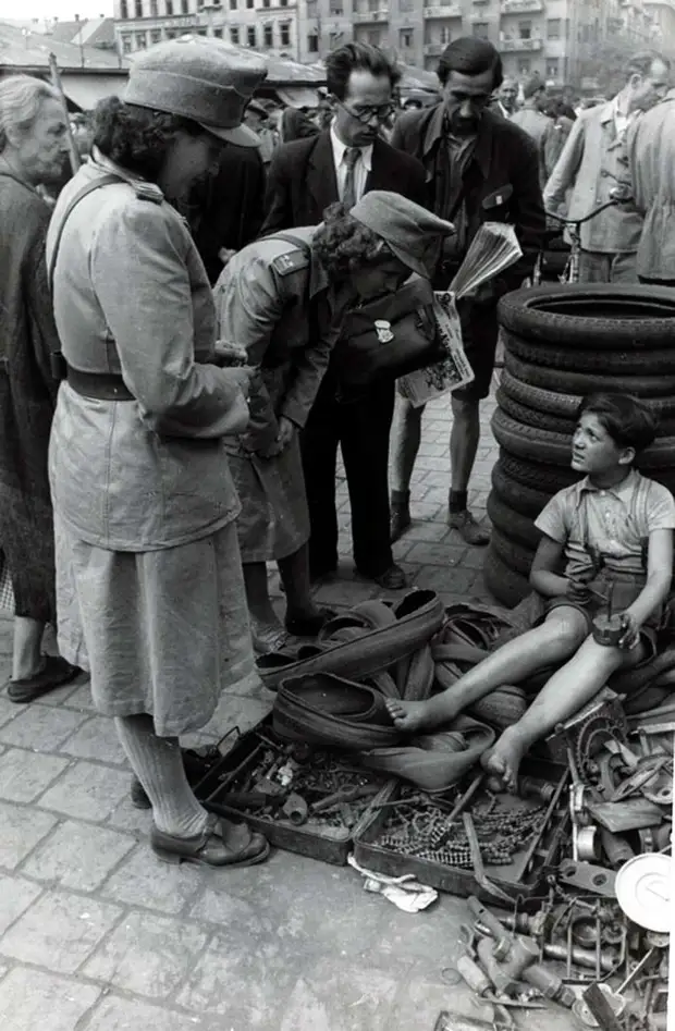 Венгрия, 1948 год - Мальчик, торгующий на рынке собранными железками