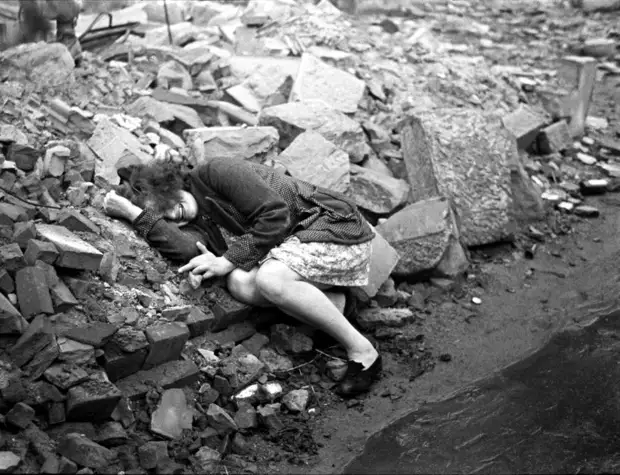Германия, Дессау, 1945 год - Женщина, рыдающая на развалинах своего дома