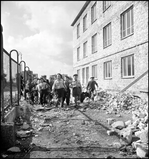 Польша, 1948 год - Школьники, идущие среди остатков местных развалин