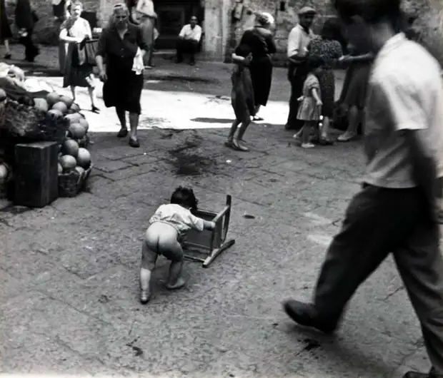 Италия, Неаполь, 1948 год - Маленький ребенок посреди улицы
