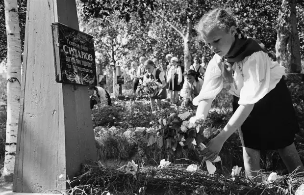Петрозаводск. Школьники приносят цветы на могилы героев войны