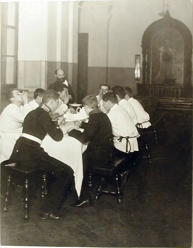 06. Группа воспитанников во время вечернего чая