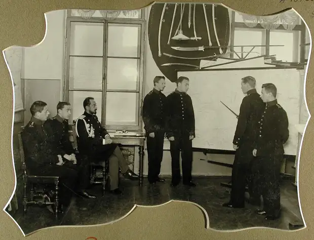 53. Воспитанники запасного класса во время подготовки к экзамену по военной истории