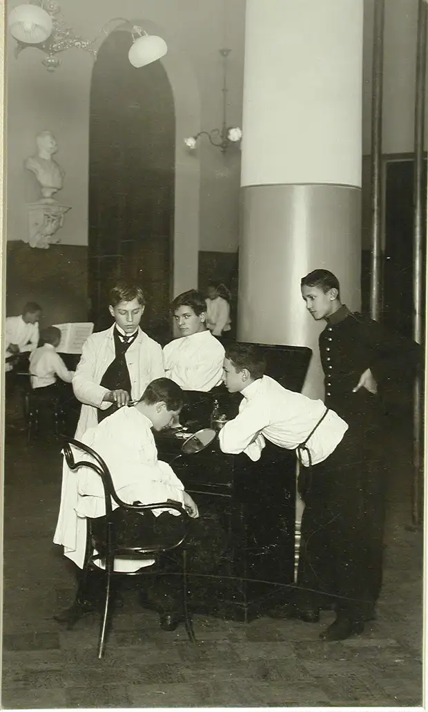 05. Группа воспитанников во время отдыха в сборном зале