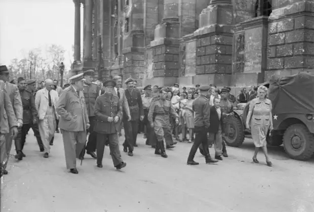 Большие люди в поверженном Берлине. 1945.